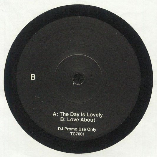 Etiqueta central lado B del vinilo LNTG – The Day Is Lovely / Love About en formato 7" promo, con pistas The Day Is Lovely y Love About, uso exclusivo DJ, catálogo TC7001.