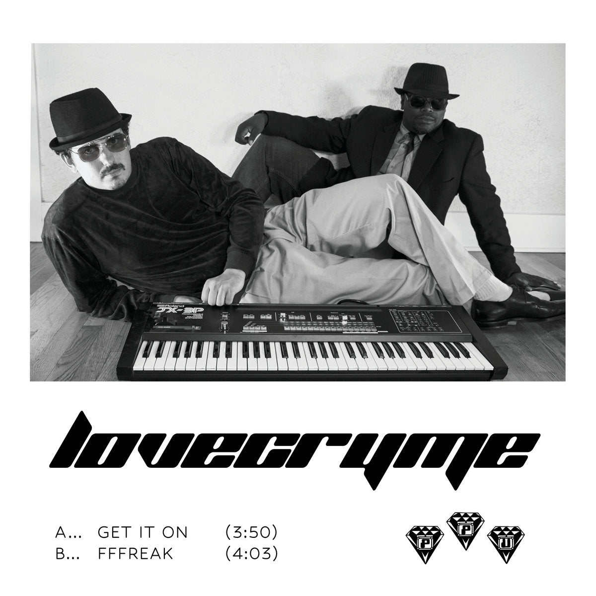 Fotografía en blanco y negro de Love Cryme posando con teclado vintage; portada del vinilo Love Cryme – Get It On.
