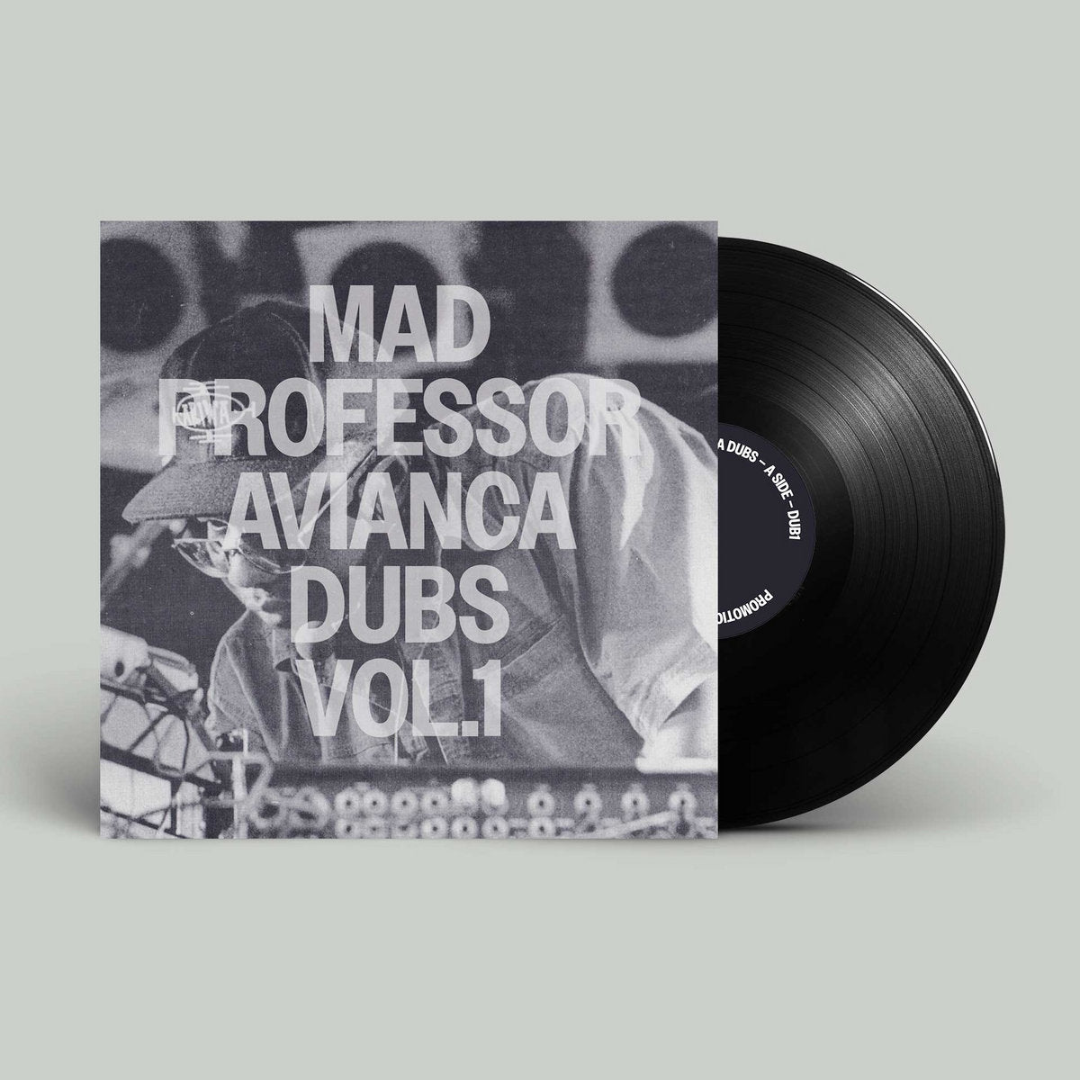 El vinilo Mad Professor – Avianca Dubs Vol. 1 parcialmente fuera de su funda 12", mostrando el arte de portada y el disco con su etiqueta A.