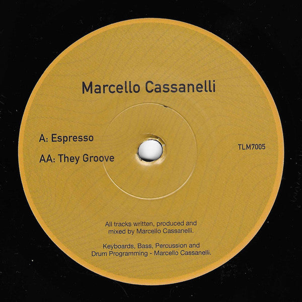 Etiqueta central lado AA del vinilo Marcello Cassanelli – Espresso / They Groove en sello Ten Lovers Music, formato 7", 45 RPM; muestra título “Espresso”, créditos de producción y número de catálogo TLM7005 sobre fondo mostaza.