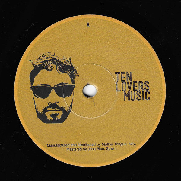 Etiqueta central lado A del vinilo Marcello Cassanelli – Espresso / They Groove editado por Ten Lovers Music, 7", 45 RPM; diseño con rostro ilustrado y logo del sello, indicando manufactura italiana y masterización en España.