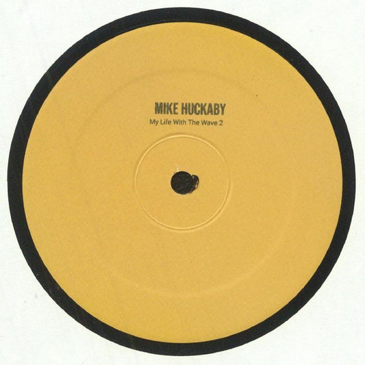 Portada del vinilo “My Life With The Wave 2” de Mike Huckaby, lanzado bajo el sello SYNTH. Diseño minimalista con etiqueta impresa en negro.