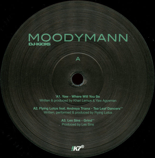 Etiqueta central del lado A del vinilo Moodymann – DJ-Kicks con temas de Yaw, Flying Lotus y Les Sins sobre diseño negro con logo !K7.