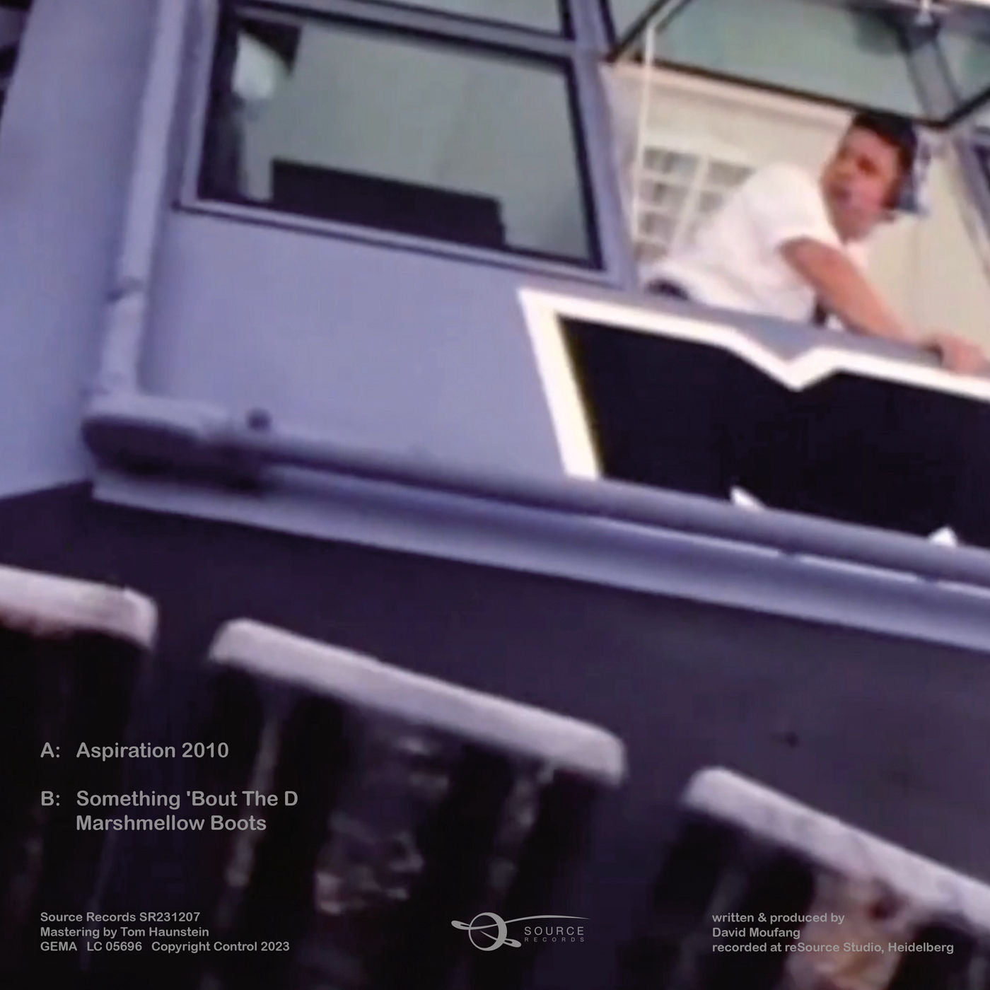 Contraportada del vinilo Move D – Something 'Bout The D mostrando créditos, pistas y diseño industrial en primer plano.