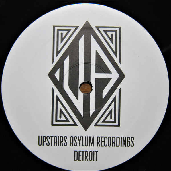 Etiqueta secundaria del vinilo Norm Talley, Moodymann, Omar S – Det-313-EP con logo de Upstairs Asylum Recordings en diseño geométrico blanco y negro.