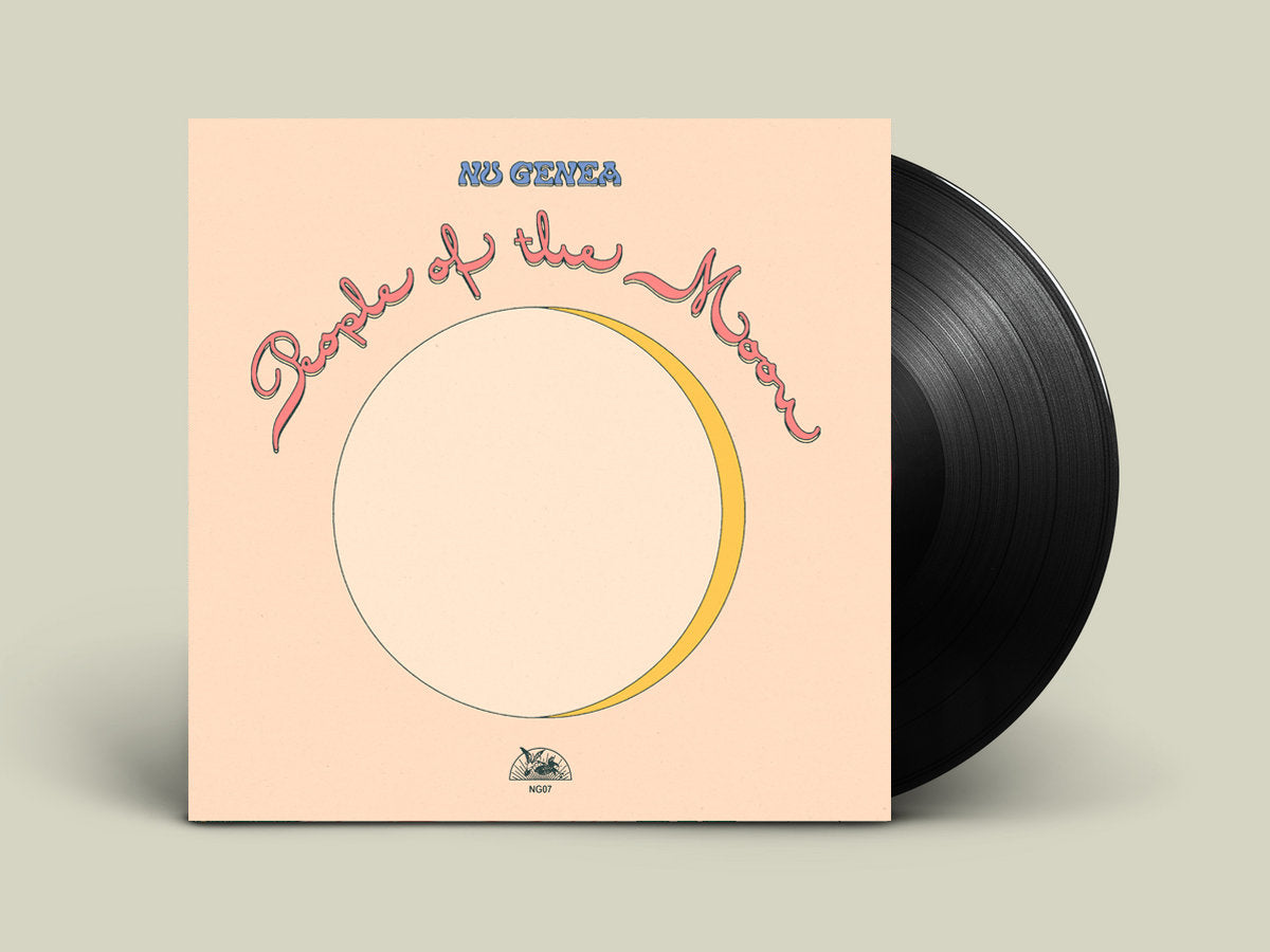 Vista del vinilo Nu Genea – People Of The Moon, con el LP negro parcialmente fuera de la portada sobre fondo gris claro.
