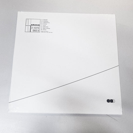 Contraportada del vinilo Ø – Aste con lista de pistas, logo de Sähkö Recordings y diseño limpio ideal para coleccionistas.