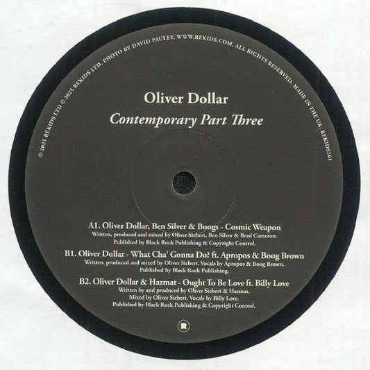 Portada trasera del vinilo Oliver Dollar – Contemporary Part Three editado por Rekids en formato 12". Texto impreso: imagen en blanco y negro con Oliver Dollar operando equipo de audio.