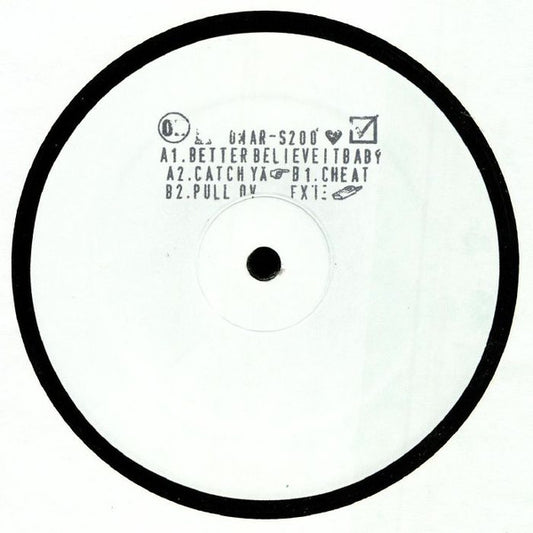 Etiqueta central del lado A del vinilo "Omar-S – Pull Ovaa" bajo el sello FXHE Records, formato 12" white label. La lista de pistas incluye "Better Believe It Baby," "Catch Ya," "Cheat," y "Pull Ovaa."