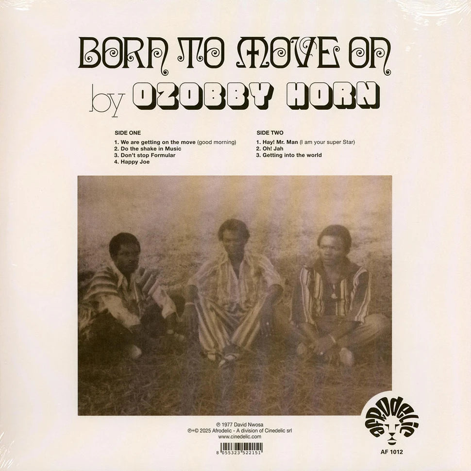 Contraportada del vinilo Ozobby Horn – Born To Move con tracklist, foto del grupo en exterior y créditos del LP Afrodelic.