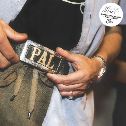 Primer plano de un cinturón con hebilla “PAL”, detalle icónico de la portada del vinilo Pal Joey – Hear Again, LP del sello Pal Joey Music.