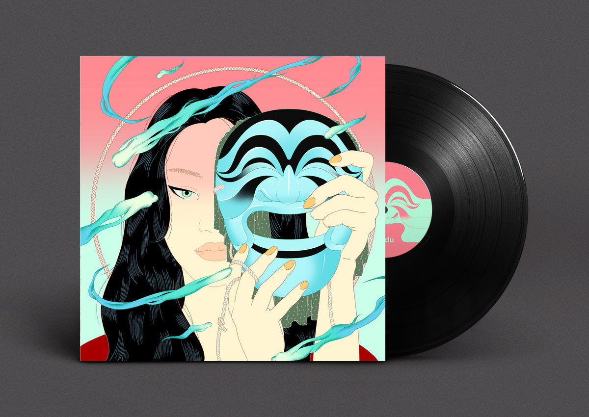 Vinilo 12" de Peggy Gou – Moment EP parcialmente fuera de su funda, destacando la etiqueta y arte visual de Gudu Records.