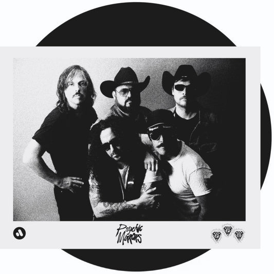 Fotografía en blanco y negro del grupo Psychic Mirrors incluida en el vinilo Psychic Mirrors – Island Girl / Shock Treatment de Peoples Potential Unlimited; imagen promocional estilo retro con estética de banda funk y soul.