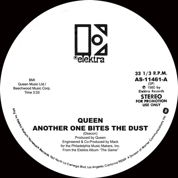 Portada delantera del vinilo promocional Queen – Another One Bites The Dust, reedición de 12" bajo el sello Elektra. Texto impreso: Lado A, duración 3:33, producido por Queen.