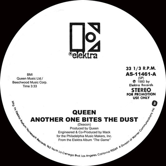 Portada delantera del vinilo promocional Queen – Another One Bites The Dust, reedición de 12" bajo el sello Elektra. Texto impreso: Lado A, duración 3:33, producido por Queen.