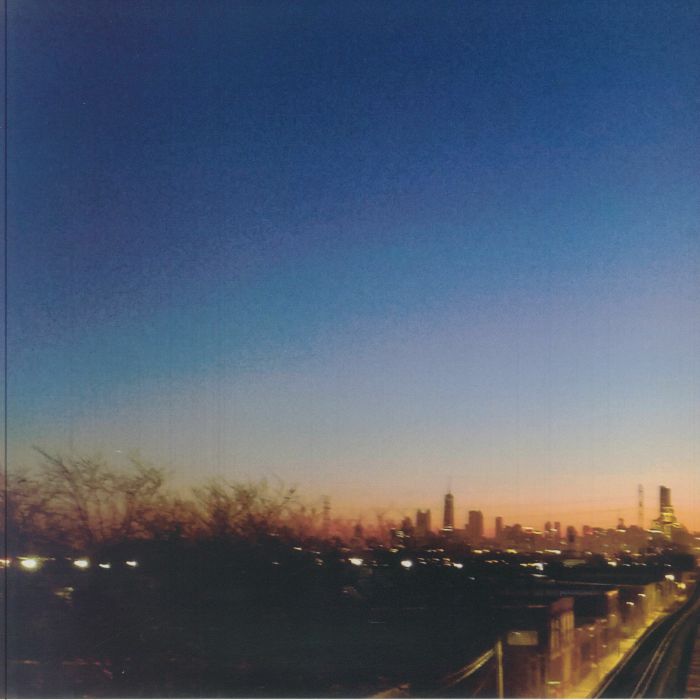 Imagen panorámica de la ciudad al anochecer en la contraportada del vinilo Rahaan – Edits & Remixes Inspired By The Golden Age Of Chicago's Club Culture (Volume 2), doble 12" lanzado por Now Is Not The Time.