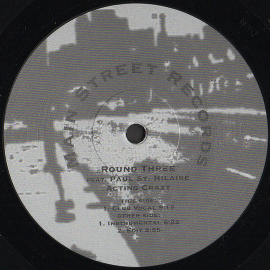 Etiqueta central del vinilo Round Three Feat. Paul St. Hilaire – Acting Crazy con créditos, duración de pistas y arte urbano en escala de grises del sello Main Street Records, formato 12", reedición.