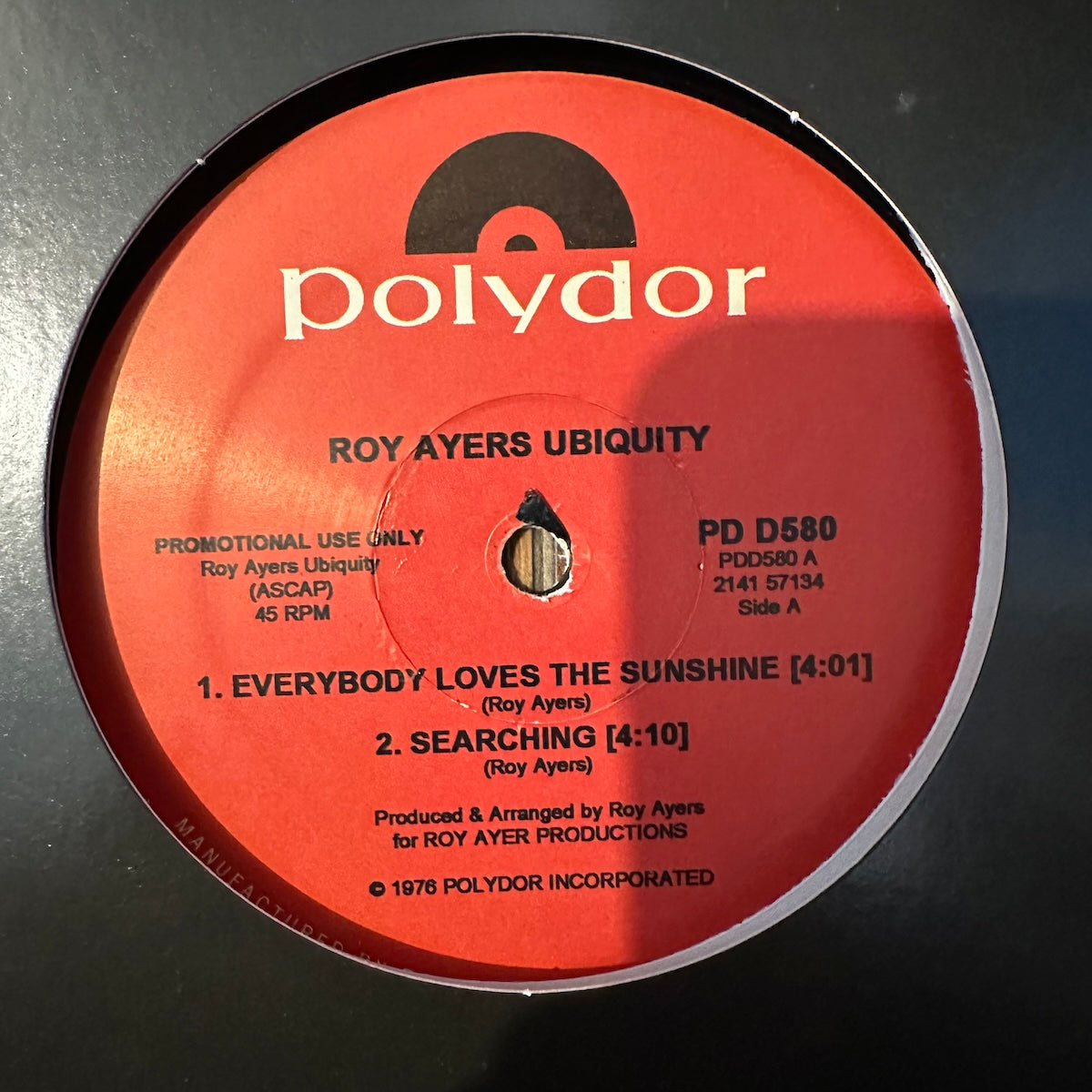 Etiqueta roja del vinilo 12", Maxi-Sencillo, Promo de Roy Ayers Ubiquity – Everybody Loves The Sunshine, lado A con pistas y créditos claros.