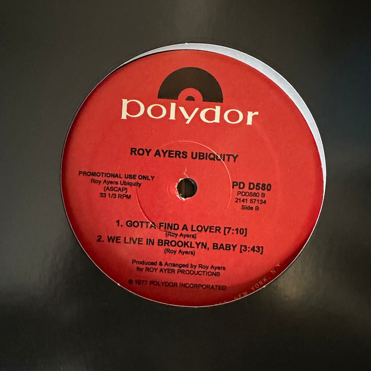 Lado B del vinilo 12", Maxi-Sencillo, Promo de Roy Ayers Ubiquity – Everybody Loves The Sunshine, con sello Polydor y pistas de 1977.