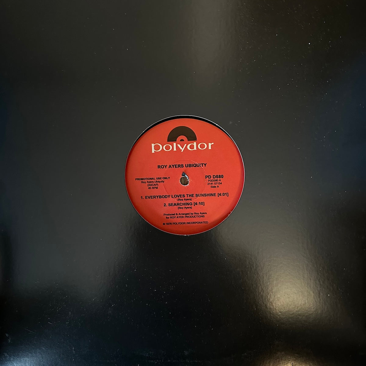 Portada tipo funda negra del vinilo 12", Maxi-Sencillo, Promo de Roy Ayers Ubiquity – Everybody Loves The Sunshine, mostrando el lado A.
