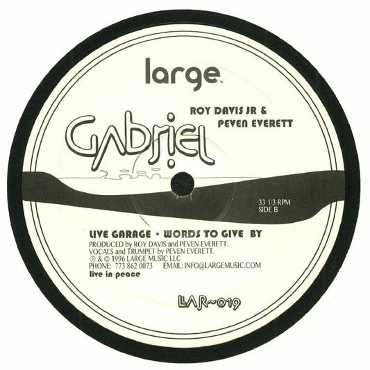 Portada trasera del vinilo Gabriel de Roy Davis Jr. & Peven Everett, editado por Large Records en 12". Texto impreso: listado de pistas del lado B, créditos de producción y contacto del sello.
