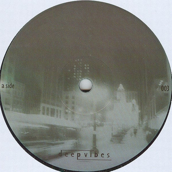 Contraportada del vinilo Sascha Dive – The Basic Collective EP (Part 2 Of 3) en vinilo de 12" bajo el sello Deep Vibes Recordings. Incluye la lista de pistas en ambos lados y los créditos de producción.