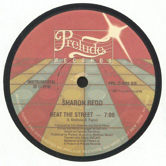 Etiqueta central del vinilo Sharon Redd – Beat The Street (Prelude Records, 12", reedición). Lado B instrumental de 7:00 con créditos de producción y arte disco colorido característico del sello Prelude.