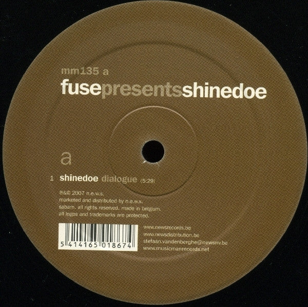 Lado A del vinilo, mostrando la lista de canciones y créditos. El vinilo (Shinedoe – Fuse Presents Shinedoe (Sampler 1), Music Man Record, 12") incluye "Dialogue" de Shinedoe.
