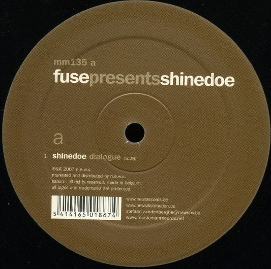 Lado A del vinilo, mostrando la lista de canciones y créditos. El vinilo (Shinedoe – Fuse Presents Shinedoe (Sampler 1), Music Man Record, 12") incluye "Dialogue" de Shinedoe.