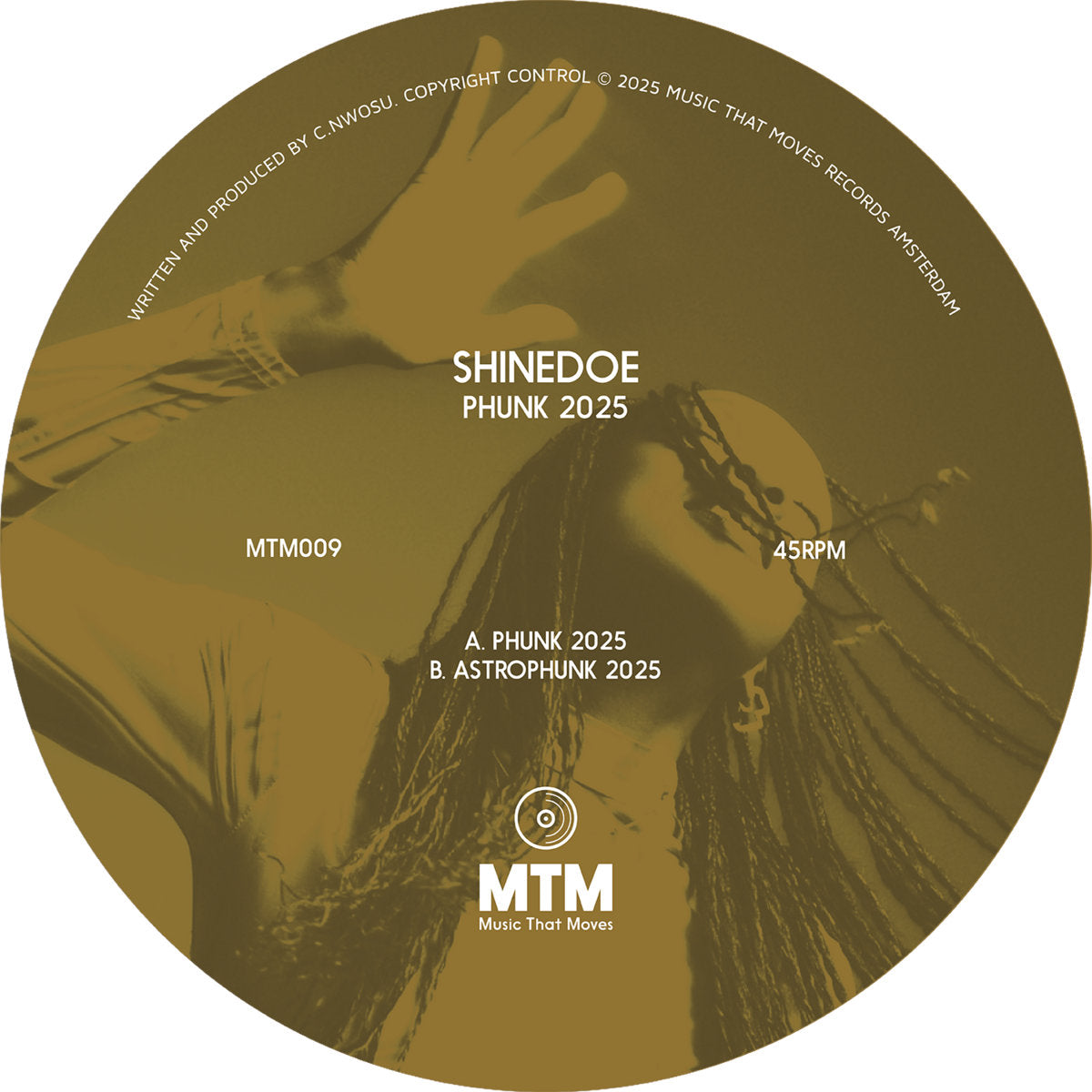 Etiqueta central del lado A del vinilo 12" Shinedoe – Phunk 2025 editado por Music That Moves, con diseño en tonos dorados, créditos a C. Nwosu, pistas "Phunk 2025" y "Astrophunk 2025", catálogo MTM009 y logo del sello.