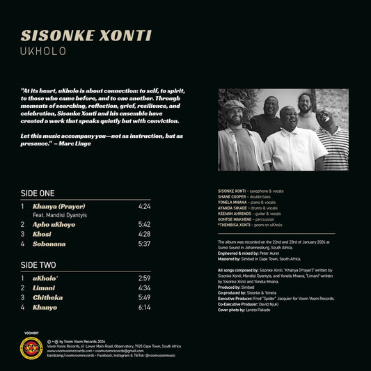 Contraportada del vinilo Sisonke Xonti – uKholo, con foto del ensamble, tracklist, créditos y catálogo VOOM007.