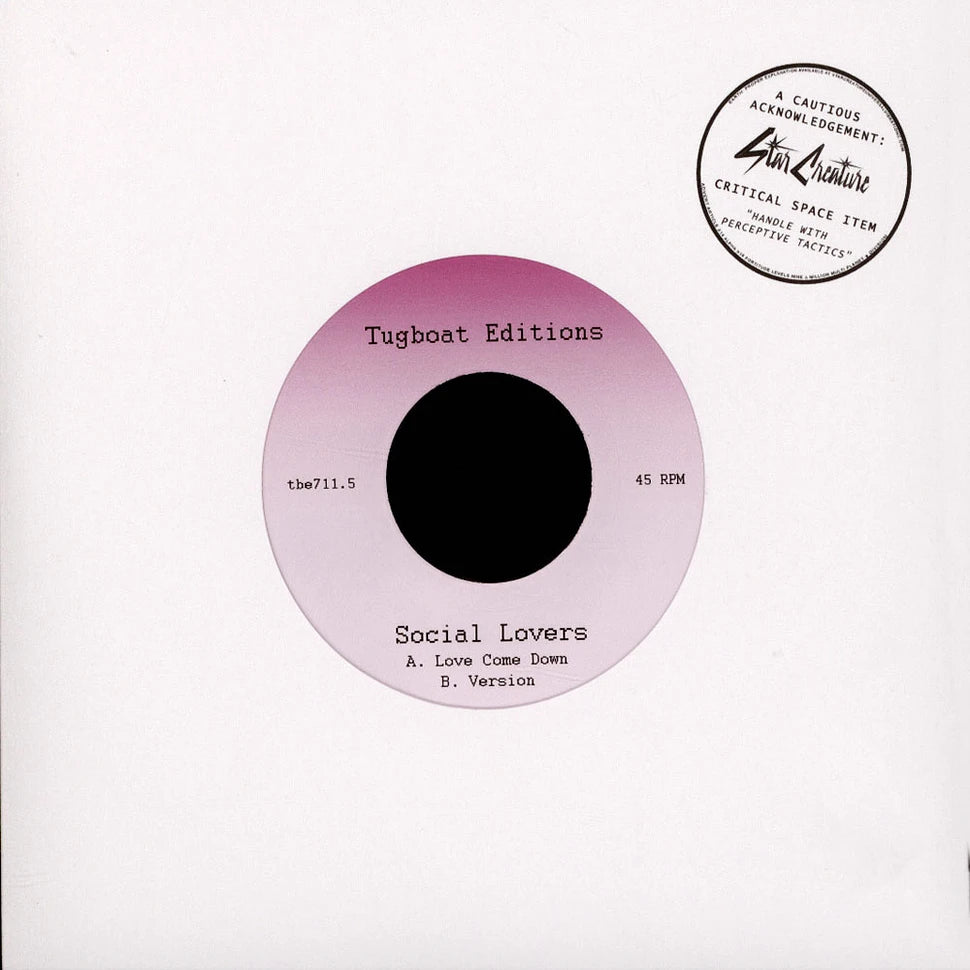 Vinilo Social Lovers – Love Come Down de Tugboat Editions en funda blanca con etiqueta central lado A en degradado rosa, mostrando pistas y créditos en 7", 45 RPM.