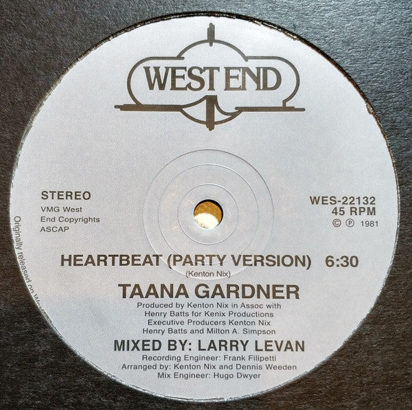 Etiqueta del lado A del vinilo con la versión party de “Heartbeat” de Taana Gardner. Texto impreso: mezclado por Larry Levan, 6:30 min, West End Records.