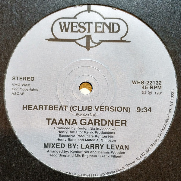 Etiqueta del lado B del vinilo con la versión club de “Heartbeat” de Taana Gardner. Texto impreso: duración 9:34 min, producido por Kenton Nix.