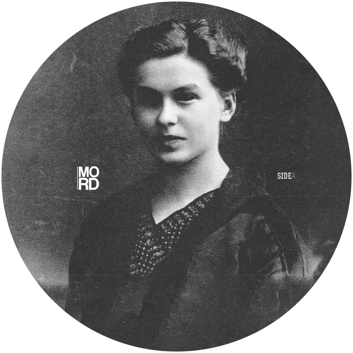 Etiqueta central lado A del vinilo The Advent – Quad EP en Mord, con retrato en blanco y negro y logotipo impreso.