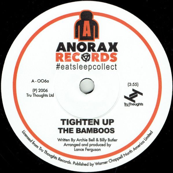 Etiqueta central del lado A del vinilo 7" The Bamboos – Tighten Up / The Witch editado por Anorax Records, con el tema "Tighten Up", duración 3:55, créditos a Archie Bell & Billy Butler y producción de Lance Ferguson.