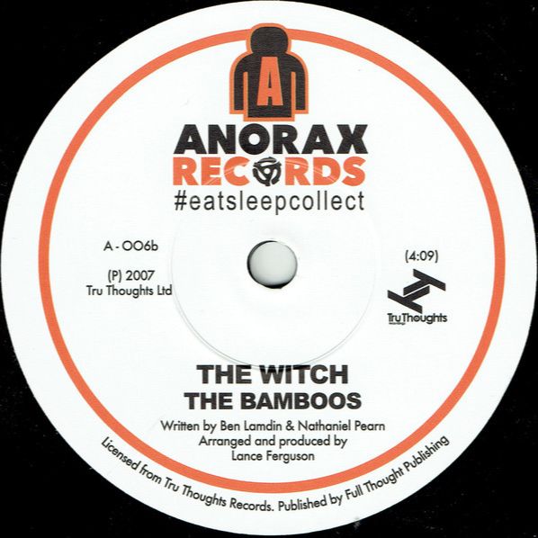 Etiqueta central del lado B del vinilo 7" The Bamboos – Tighten Up / The Witch lanzado por Anorax Records, con la canción "The Witch", duración 4:09, escrita por Ben Lamdin & Nathaniel Pearn y producida por Lance Ferguson.