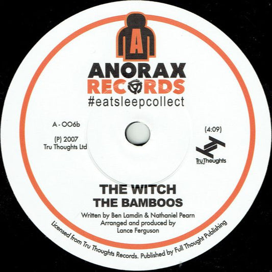 Etiqueta central del lado B del vinilo 7" The Bamboos – Tighten Up / The Witch lanzado por Anorax Records, con la canción "The Witch", duración 4:09, escrita por Ben Lamdin & Nathaniel Pearn y producida por Lance Ferguson.