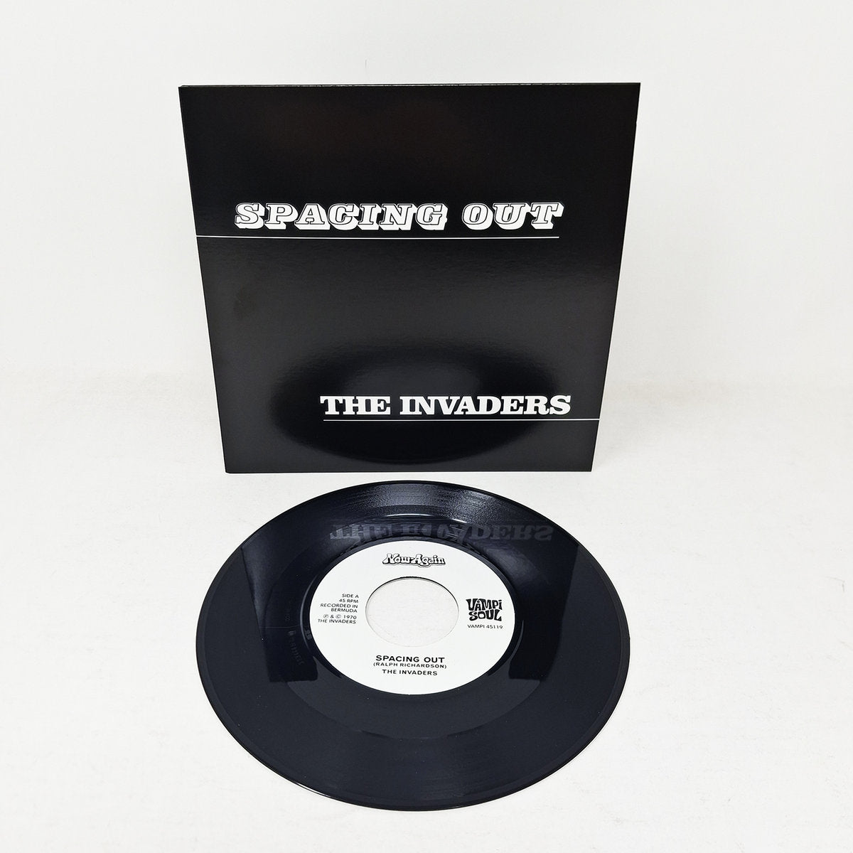 Vinilo 7" The Invaders – Spacing Out / Latin Lips de Vampi Soul con funda negra y etiqueta central visible.