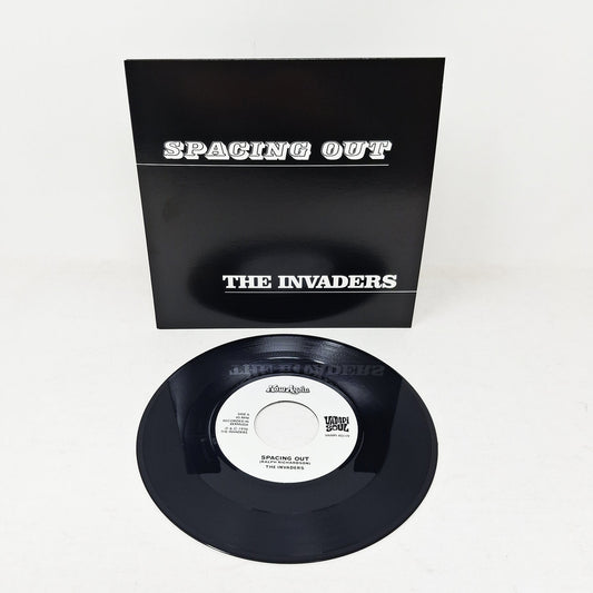 Vinilo 7" The Invaders – Spacing Out / Latin Lips de Vampi Soul con funda negra y etiqueta central visible.