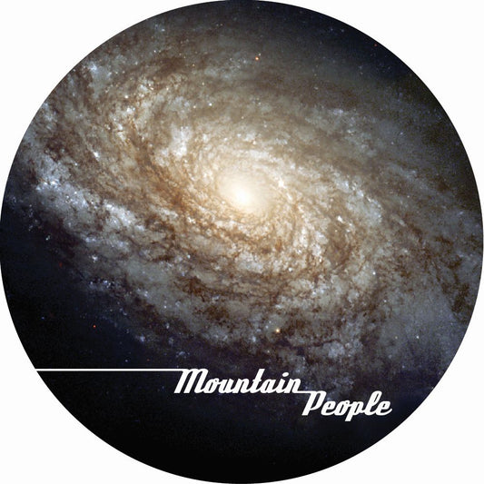 Etiqueta central lado B del vinilo The Mountain People – Mountain024 (12") con arte de galaxia en primer plano y el logo blanco del sello Mountain People sobre fondo oscuro.