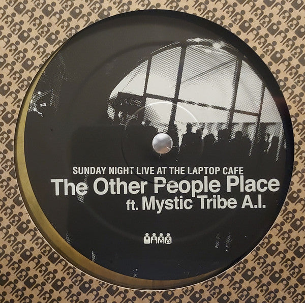 Portada trasera del vinilo 12" The Other People Place – Sunday Night Live At The Laptop Cafe, lanzado por Clone Aqualung Series. Texto impreso: “ft. Mystic Tribe A.I.” y fondo con siluetas en directo.