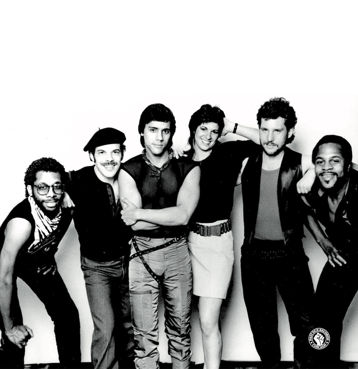 Foto grupal en blanco y negro de The Ray Contreras Band en la portada del vinilo The Ray Contreras Band – You Make It Harder, con estilo ochentero y actitud funky.