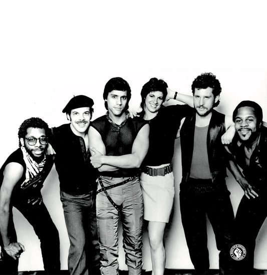 Foto grupal en blanco y negro de The Ray Contreras Band en la portada del vinilo The Ray Contreras Band – You Make It Harder, con estilo ochentero y actitud funky.