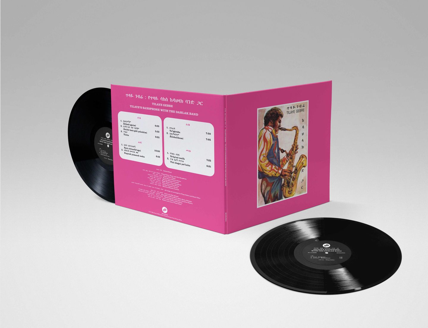 Contraportada del vinilo Tilaye Gebre – Tilaye's Saxophone With The Dahlak Band con tracklist, créditos y arte sobre fondo rosa.