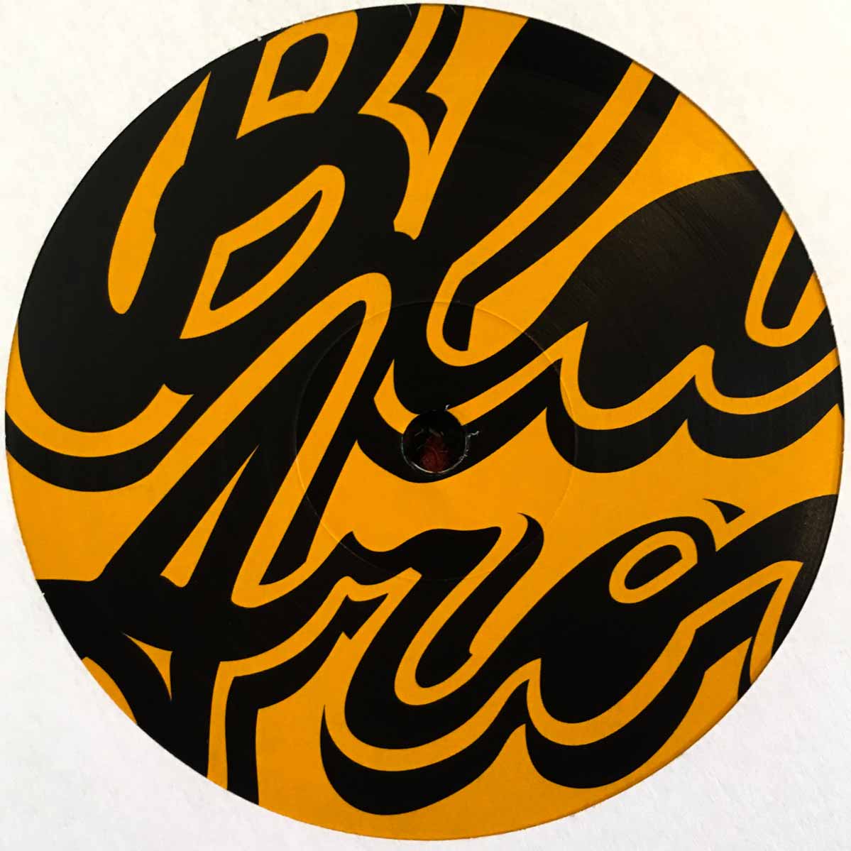 Diseño gráfico ampliado en negro y naranja del vinilo TwICE – Black Aroma EP Vol. 3 editado por Blend It! Records.