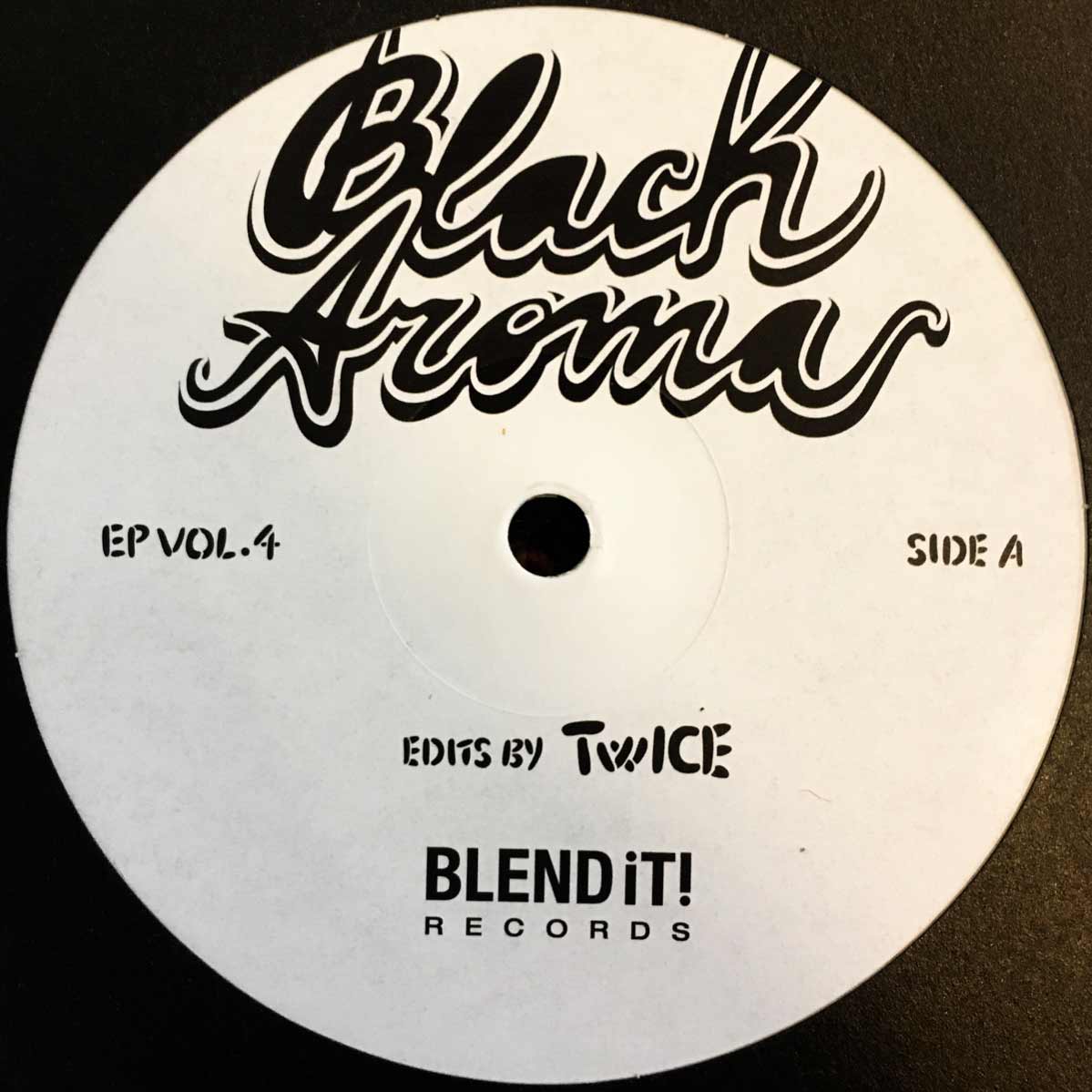 Etiqueta central del lado A en vinilo TwICE – Black Aroma EP Vol. 4 de Blend It! Records, edición 12" EP reimpresión con créditos y arte tipográfico en blanco y negro.