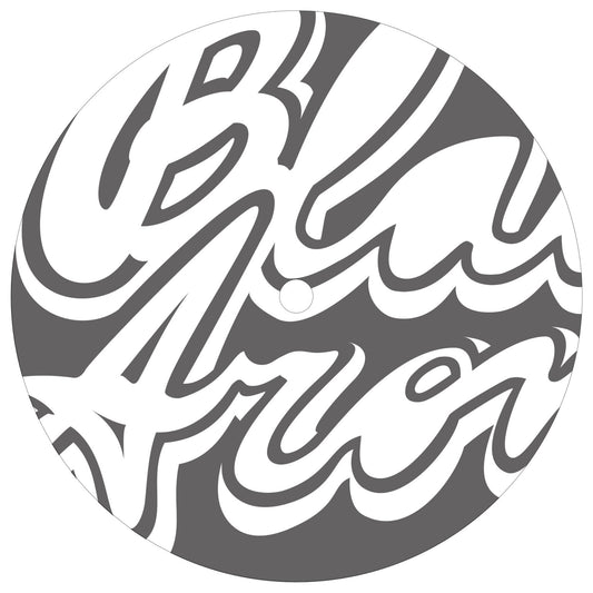 Etiqueta central lado B del vinilo TwICE – Black Aroma EP Vol. 5 en Blend It! Records, 12" EP reimpresión, arte tipográfico ampliado en blanco y gris.