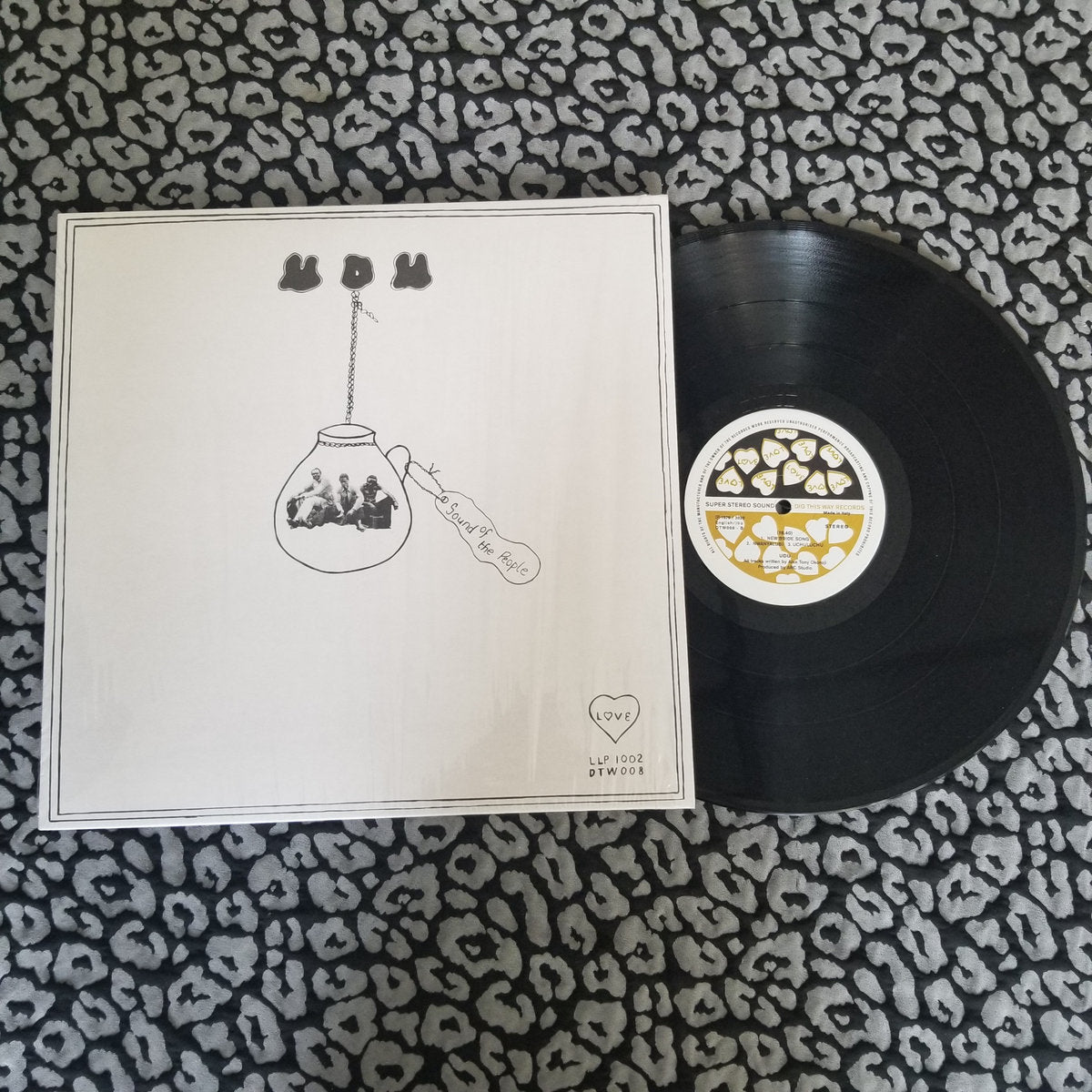 Vinilo Udu – Sound Of The People junto a su portada blanca ilustrada, reedición limitada Dig This Way Records en LP.