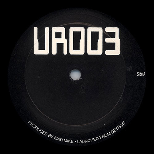 Etiqueta central del lado A del vinilo UR – The Final Frontier con diseño minimalista, créditos a Mad Mike y catálogo UR003.